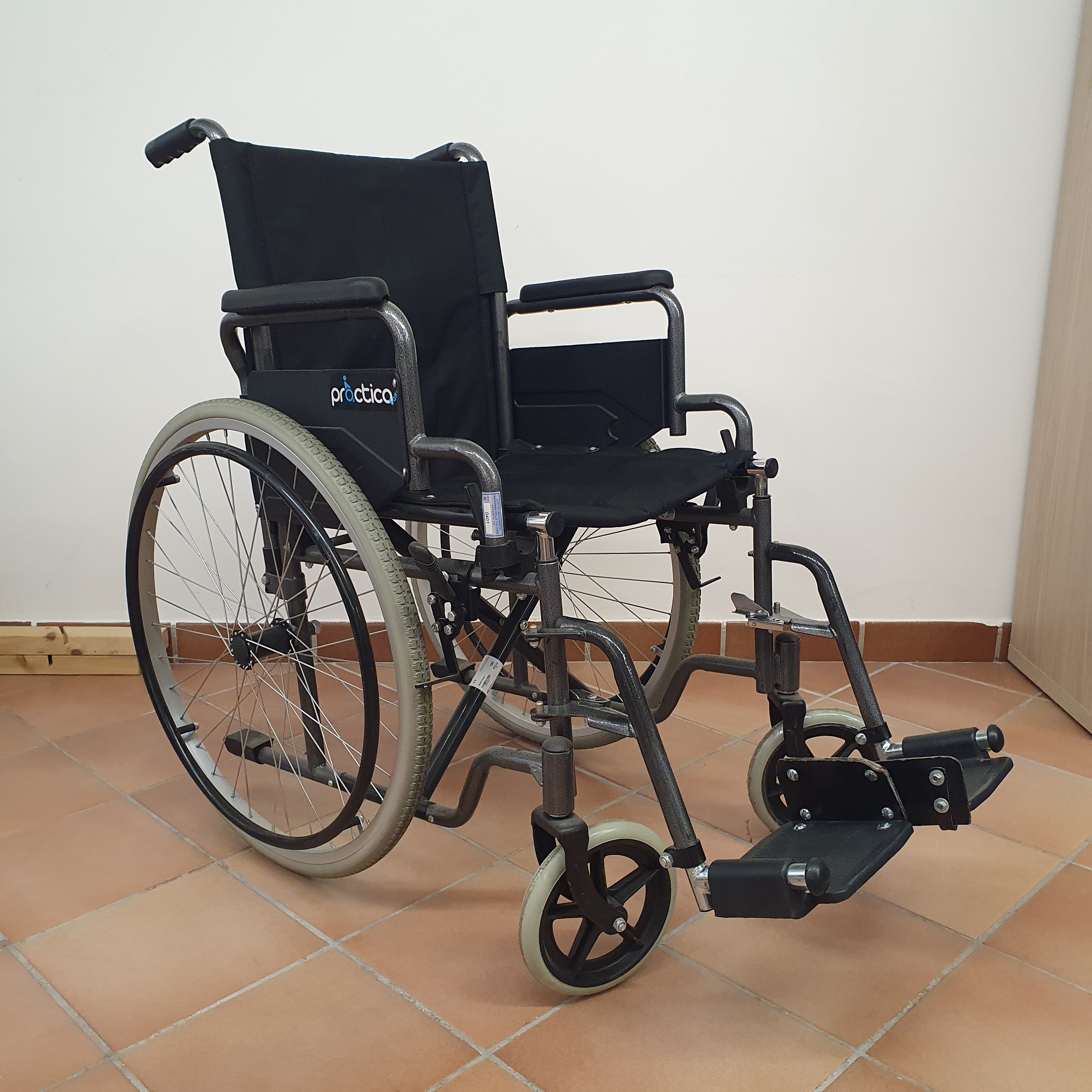  Art. 0401 Sedia a rotelle